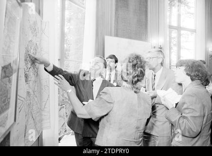 Réunion Wijkernunnel, Beverwijk, Beverwijk, pays-Bas, 02-07-1992, Whizgle nouvelles du passé, adaptées à l'avenir. Explorez les récits historiques, l'image de l'agence néerlandaise avec une perspective moderne, comblant le fossé entre les événements d'hier et les perspectives de demain. Un voyage intemporel façonnant les histoires qui façonnent notre avenir Banque D'Images