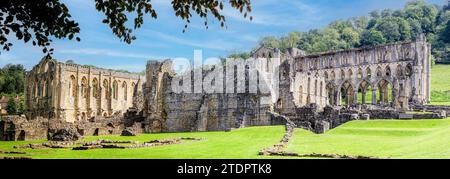 Une vue panoramique de l'abbaye de Rievaulx, près de Helmsley dans le Yorkshire, Angleterre Banque D'Images