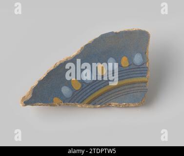 Sharp of ross - faïence de cuisson, avec glaçage bleu sur le dessus avec décoration d'un fragment d'un cercle en brun et jaune, et des points blancs et jaunes, anonyme, 1600 - 1650 faïence des pays-Bas du Nord. Faïence majolique du nord des pays-Bas glacés. glaçage majolique Banque D'Images