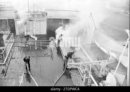 Arosa Sun, péniche], IJmuiden, film1,2,3, feux, pompiers, 09-04-1963, Whizgle nouvelles du passé, adaptées à l'avenir. Explorez les récits historiques, l'image de l'agence néerlandaise avec une perspective moderne, comblant le fossé entre les événements d'hier et les perspectives de demain. Un voyage intemporel façonnant les histoires qui façonnent notre avenir Banque D'Images