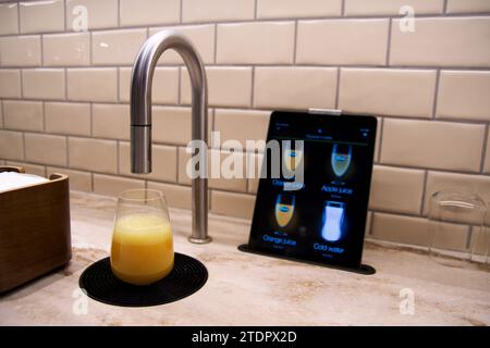 COPENHAGUE, DANEMARK - 24 NOVEMBRE 2018 : distributeur de jus moderne avec une tablette d'un salon d'aéroport dans un design scandinave Banque D'Images