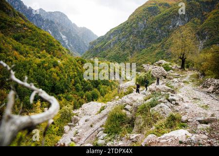 Groupe de randonneurs sur un sentier de randonnée dans les Alpes albanaises Banque D'Images