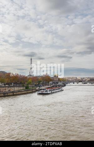 Paris, France, 2023. Vue du Pont Alexandre III enjambant la Seine, avec la Tour Eiffel en arrière-plan (vertical) Banque D'Images