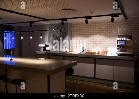 COPENHAGUE, DANEMARK - 24 NOVEMBRE 2018 : bar en self-service avec boissons et en-cas dans un salon d'aéroport de style scandinave Banque D'Images