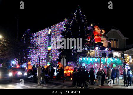 New York, États-Unis. 18 décembre 2023. Une maison décorée pour Noël à Dyker Heights. Comme Noël approche, c'est cette période de l'année à nouveau pour le quartier par ailleurs calme - et Dyker Heights devient «Dyker Lights». Presque toutes les maisons de la région sont largement décorées - avec de la neige artificielle, des bonhommes de neige gonflables, des santas et des rennes, des soldats jouets, des cadeaux, mais surtout avec des lumières scintillantes dans toutes les couleurs. (À dpa 'Party every day - Dyker Heights Christmas attraction') crédit : Christina Horsten/dpa/Alamy Live News Banque D'Images