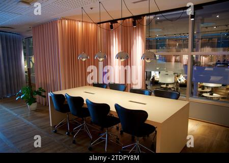 COPENHAGUE, DANEMARK - 24 NOVEMBRE 2018 : table de réunion dans un salon d'aéroport au design scandinave Banque D'Images