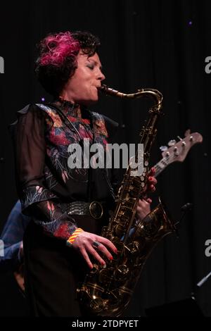 Hannah Horton joue du saxophone en direct, Scarborough Jazz Festival 2022 Banque D'Images