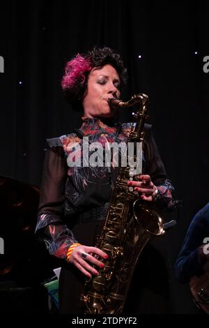 Hannah Horton joue du saxophone en direct, Scarborough Jazz Festival 2022 Banque D'Images