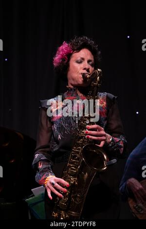 Hannah Horton joue du saxophone en direct, Scarborough Jazz Festival 2022 Banque D'Images
