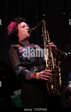 Hannah Horton joue du saxophone en direct, Scarborough Jazz Festival 2022 Banque D'Images
