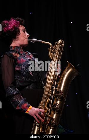 Hannah Horton joue du saxophone en direct, Scarborough Jazz Festival 2022 Banque D'Images