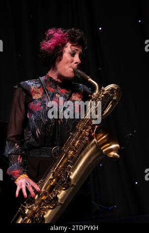 Hannah Horton joue du saxophone en direct, Scarborough Jazz Festival 2022 Banque D'Images