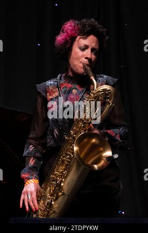 Hannah Horton joue du saxophone en direct, Scarborough Jazz Festival 2022 Banque D'Images