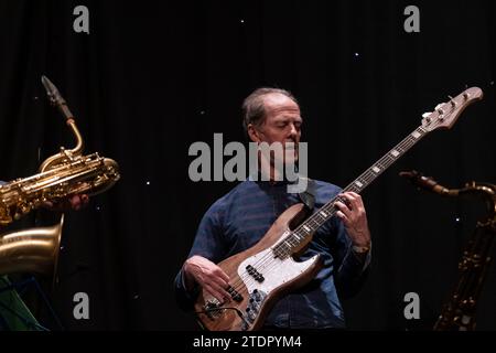 Rob Statham joue de la basse électrique avec Hannah Horton au saxophone live, Scarborough Jazz Festival 2022 Banque D'Images