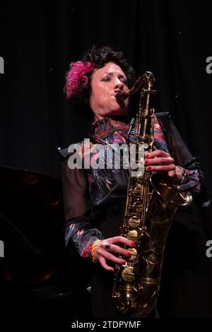 Hannah Horton joue du saxophone en direct, Scarborough Jazz Festival 2022 Banque D'Images