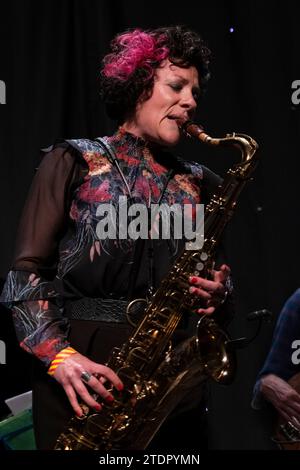 Hannah Horton joue du saxophone en direct, Scarborough Jazz Festival 2022 Banque D'Images
