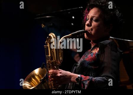 Hannah Horton joue du saxophone en direct, Scarborough Jazz Festival 2022 Banque D'Images