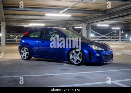 MK1 Ford Focus RS et 3 portes Ford Sierra Cosworth voitures Ford classiques modernes de performance Banque D'Images