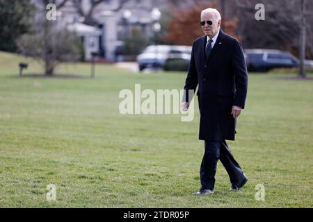 Le président AMÉRICAIN Joe Biden marche sur la pelouse sud de la Maison Blanche après son arrivée sur Marine One à Washington, DC, États-Unis, le mardi 19 décembre, 2023. Biden prévoit de nommer une série de juges dans les États rouges, alors que l ' administration continue de s ' occuper des postes vacants dans les États dirigés par des sénateurs républicains. Photo de Ting Shen/Pool/ABACAPRESS.COM crédit : Abaca Press/Alamy Live News Banque D'Images