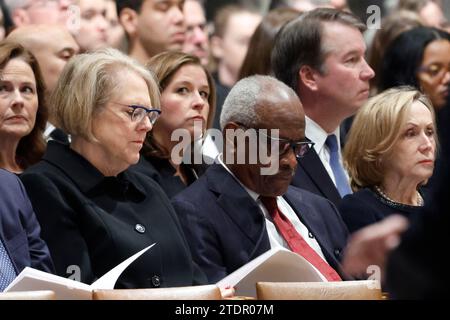 Washington, États-Unis. 19 décembre 2023. Jane Sullivan, épouse du juge en chef de la Cour suprême des États-Unis John Roberts, de droite, le juge adjoint de la Cour suprême Clarence Thomas, et son épouse Virginia Thomas, assistent au service commémoratif de l'ancienne juge de la Cour suprême Sandra Day O'Connor à la cathédrale nationale de Washington, DC, le 19 décembre 2023. O'Connor, la première femme à siéger à la cour, meurt le 1 décembre à l'âge de 93 ans. Photo de Ting Shen/UPI crédit : UPI/Alamy Live News Banque D'Images