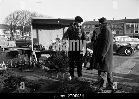 Vente d'arbres, IJmuiden, place du marché, Noël, Noël, décorations de Noël, décorations de Noël, IJmuiden, Marktplein, pays-Bas, 22-12-1962, Whizgle nouvelles du passé, adaptées à l'avenir. Explorez les récits historiques, l'image de l'agence néerlandaise avec une perspective moderne, comblant le fossé entre les événements d'hier et les perspectives de demain. Un voyage intemporel façonnant les histoires qui façonnent notre avenir Banque D'Images