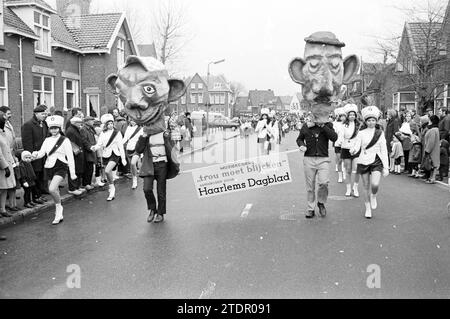 Parade du carnaval, Noordwijkerhout, Carnaval, 07-02-1970, Whizgle nouvelles du passé, adaptées à l'avenir. Explorez les récits historiques, l'image de l'agence néerlandaise avec une perspective moderne, comblant le fossé entre les événements d'hier et les perspectives de demain. Un voyage intemporel façonnant les histoires qui façonnent notre avenir Banque D'Images