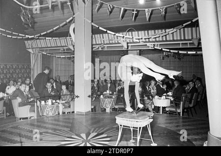 Fête 40 ans Holland West Africa Line, Hôtel Bouwes, Bouwes Zandvoort, Parties, 04-11-1960, Whizgle nouvelles du passé, adaptées à l'avenir. Explorez les récits historiques, l'image de l'agence néerlandaise avec une perspective moderne, comblant le fossé entre les événements d'hier et les perspectives de demain. Un voyage intemporel façonnant les histoires qui façonnent notre avenir Banque D'Images