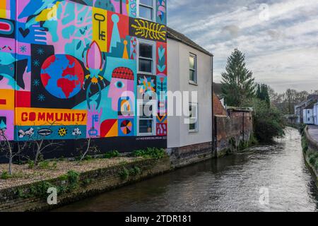 Art urbain / mural coloré Global Community le long de Fisherton Road et de la rivière Avon à Salisbury, Wiltshire, Angleterre, Royaume-Uni Banque D'Images