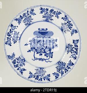 Plat avec côtés cannelés, panier de fleurs et sprays de fleurs, anonyme, c. 1700 - c. 1724 soucoupe en porcelaine avec paroi nervurée et bord lobé, peinte en bleu sous-couche. Sur le plat un panier de fleurs avec chrysanthème, pivoine et lotus ; le mur avec des plantes à fleurs ; sur le bord un lien avec ombrage ; trois branches de fleurs sur le dos. Marqué sur le dessous avec une feuille d'artémisia dans un double cercle. Bleu blanc. Porcelaine de Chine. glaçage. Cobalt (minéral) peinture / vitrification soucoupe en porcelaine avec paroi nervurée et bord lobé, peinte en bleu sous-laque. Sur le plat un panier de fleurs avec chrysanthème, Banque D'Images