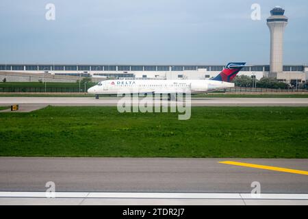 Un avion à réaction Boeing 717-231 de Delta Airlines prend le taxi devant la tour de l'aéroport métropolitain de Detroit (DTW) près de Detroit, Michigan, États-Unis. Banque D'Images