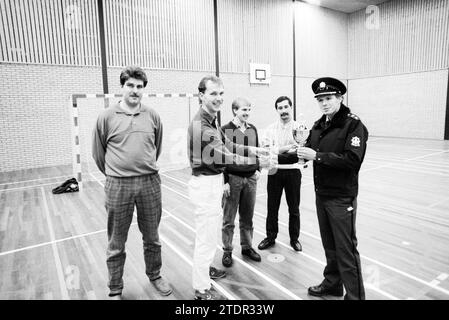 1e prix tournoi de football en salle Beverwijk, football en salle, Beverwijk, pays-Bas, 02-01-1987, Whizgle nouvelles du passé, adaptées à l'avenir. Explorez les récits historiques, l'image de l'agence néerlandaise avec une perspective moderne, comblant le fossé entre les événements d'hier et les perspectives de demain. Un voyage intemporel façonnant les histoires qui façonnent notre avenir Banque D'Images