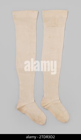 Stocky de jersey de coton blanc avec un loquet tricoté de leut de rayures et un motif ondulé et une partie de mollet Uni, anonyme, c. 1910 - c. 1915 Stocking de jersey de coton blanc avec un loquet de Lebreed de rayures et un motif ondulé et une partie de mollet Uni. Pays-Bas (éventuellement) entier : coton (textile). Tricotage Stocking de jersey de coton blanc avec un loquet de lebreed de rayures et motif ondulant et partie mollet Uni. Pays-Bas (éventuellement) entier : coton (textile). tricotage Banque D'Images