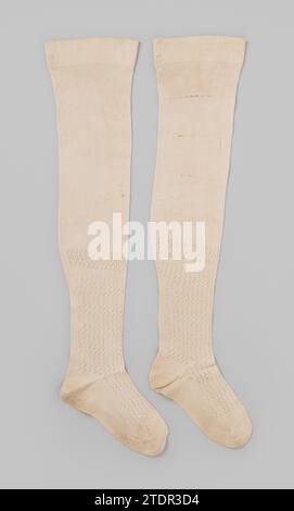 Stocky de jersey de coton blanc avec un loquet tricoté de leut de rayures et motif ondulé et partie mollet Uni, anonyme, c. 1910 - c. 1915 Stocking de jersey de coton blanc avec un loquet solitaire de rayures et motif ondulé et partie mollet Uni pays-Bas (éventuellement) entier : coton (textile). Tricotage Stocking de jersey de coton blanc avec un loquet solitaire de rayures et motif ondulant et partie mollet Uni pays-Bas (éventuellement) entier : coton (textile). tricotage Banque D'Images