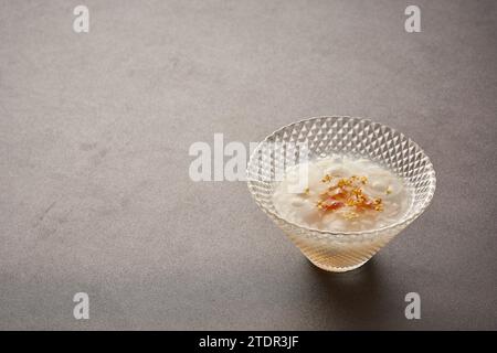 Boulettes de riz gluant bouillies dans du riz gluant fermenté Banque D'Images