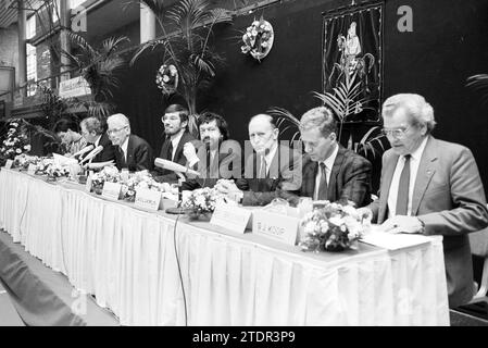 Réunion du LTB avec le ministre Nijpels, LTB, 09-12-1987, Whizgle nouvelles du passé, adaptées à l'avenir. Explorez les récits historiques, l'image de l'agence néerlandaise avec une perspective moderne, comblant le fossé entre les événements d'hier et les perspectives de demain. Un voyage intemporel façonnant les histoires qui façonnent notre avenir Banque D'Images