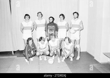 Équipe de volleyball VCIJ, IJmuiden, Volleyball, 12-05-1976, Whizgle nouvelles du passé, adaptées à l'avenir. Explorez les récits historiques, l'image de l'agence néerlandaise avec une perspective moderne, comblant le fossé entre les événements d'hier et les perspectives de demain. Un voyage intemporel façonnant les histoires qui façonnent notre avenir Banque D'Images