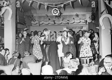 Fête 40 ans Holland West Africa Line, Hôtel Bouwes, Bouwes Zandvoort, Parties, 04-11-1960, Whizgle nouvelles du passé, adaptées à l'avenir. Explorez les récits historiques, l'image de l'agence néerlandaise avec une perspective moderne, comblant le fossé entre les événements d'hier et les perspectives de demain. Un voyage intemporel façonnant les histoires qui façonnent notre avenir Banque D'Images