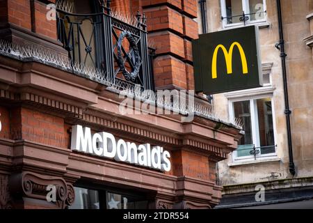 LONDRES- 14 DÉCEMBRE 2023 : logo McDonalds sur la branche Oxford Street - marque de restauration rapide mondialement connue Banque D'Images