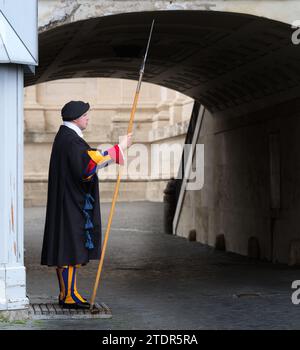 Garde suisse en service à la basilique Saint-Pierre, Rome, Vatican, Italie. Banque D'Images