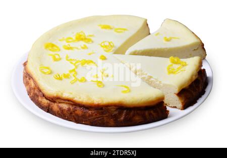 Cheesecake au citron, Ricotta Pie, gâteau grec Melopita sur fond blanc isolé Banque D'Images