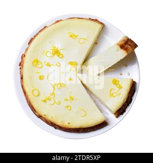 Cheesecake au citron, Ricotta Pie, gâteau grec Melopita sur fond blanc isolé Banque D'Images