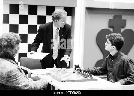 JOP Delemarre et Jan Timman au premier tour du tournoi d'échecs Hoogovens 1995 (avec un système à élimination directe), Wijk aan Zee., 14-01-1995, Whizgle News from the Past, taillé pour l'avenir. Explorez les récits historiques, l'image de l'agence néerlandaise avec une perspective moderne, comblant le fossé entre les événements d'hier et les perspectives de demain. Un voyage intemporel façonnant les histoires qui façonnent notre avenir Banque D'Images