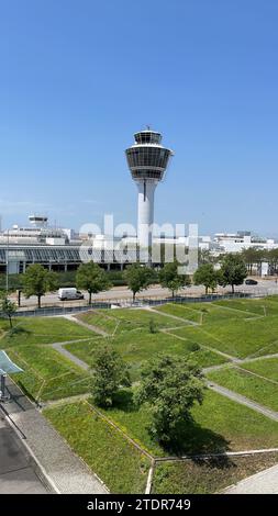 Tour de contrôle de l'aéroport supervisant les opérations par temps clair. Banque D'Images