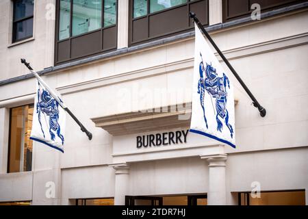 LONDRES- 14 DÉCEMBRE 2023 : magasin Burberry sur Bond Street, marque de mode britannique de luxe Banque D'Images