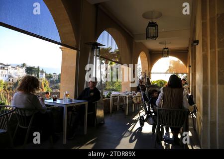 Ronda, Malaga, Espagne- 21 octobre 2023 : touristes profitant de la vue sur la ville de Ronda dans un restaurant Banque D'Images