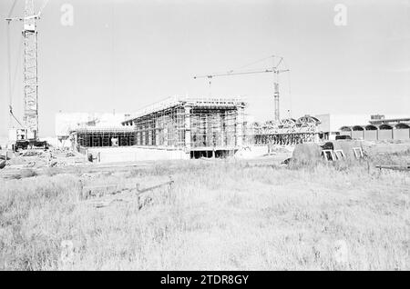 Un bâtiment commercial en construction, Whizgle News from the Past, conçu pour l'avenir. Explorez les récits historiques, l'image de l'agence néerlandaise avec une perspective moderne, comblant le fossé entre les événements d'hier et les perspectives de demain. Un voyage intemporel façonnant les histoires qui façonnent notre avenir Banque D'Images