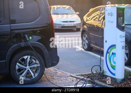 Paredes, Espagne, 19 décembre 2023 : un véhicule chargeant la batterie pendant ANFAC rapporte que plus de 25% des points de recharge pour voitures électriques ne fonctionnent pas, le 19 décembre 2023, à Paredes, Espagne. Crédit : Alberto Brevers / Alamy Live News. Banque D'Images