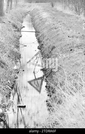 Rétrécissement de la route dans le fossé Halfweg., panneaux, Halfweg, 31-03-1988, Whizgle nouvelles du passé, adaptées à l'avenir. Explorez les récits historiques, l'image de l'agence néerlandaise avec une perspective moderne, comblant le fossé entre les événements d'hier et les perspectives de demain. Un voyage intemporel façonnant les histoires qui façonnent notre avenir Banque D'Images