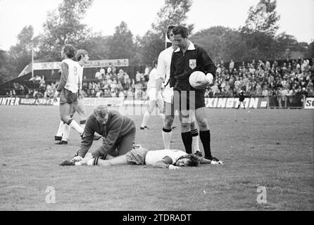 OG - Bloemendaal, Voetbal VV Schoten, onze Gezellen, Renova, 21-09-1969, Whizgle nouvelles du passé, adaptées à l'avenir. Explorez les récits historiques, l'image de l'agence néerlandaise avec une perspective moderne, comblant le fossé entre les événements d'hier et les perspectives de demain. Un voyage intemporel façonnant les histoires qui façonnent notre avenir Banque D'Images