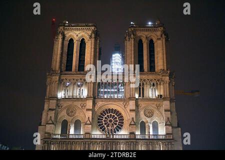 Paris, France. 19 décembre 2023. La cathédrale notre-Dame de Paris est vue, de nuit, pendant les travaux de reconstruction à Paris, France, le 19 décembre 2023. Photo de Karim ait Adjedjou/ABACAPRESS.COM crédit : Abaca Press/Alamy Live News Banque D'Images